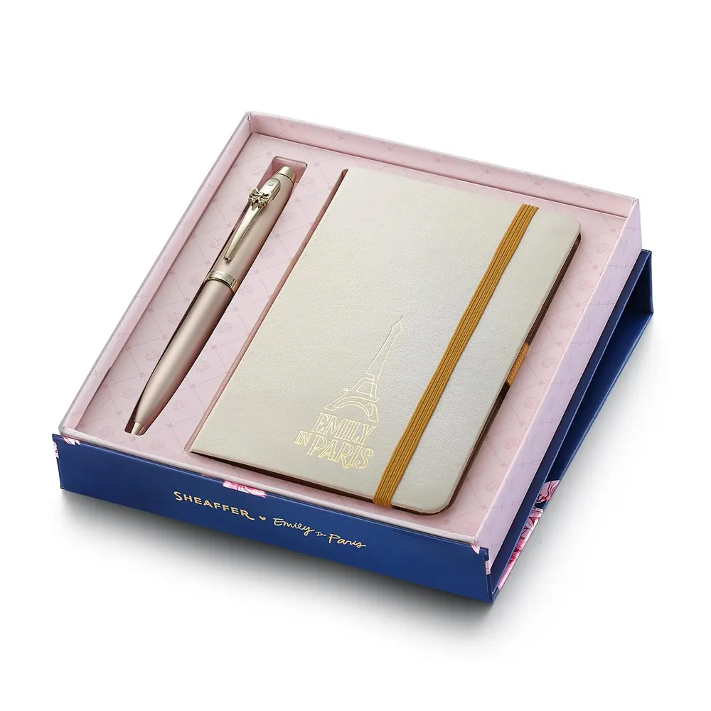 komplekt-sheaffer-100-x-emily-in-paris-champagne-gold-himikalka-i-tefter-a6-6916e483cbafa Комплект Sheaffer 100 x Emily in Paris - Champagne Gold, химикалка и тефтер А6 - Image 1