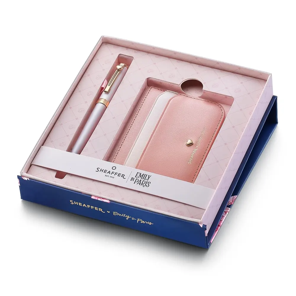 komplekt-sheaffer-prelude-mini-x-emily-in-paris-pastel-pink-himikalka-i-kalaf-za-karti-i-dokumenti-691add0fac2fe Комплект Sheaffer Prelude Mini x Emily in Paris - Pastel Pink, химикалка и калъф за карти и документи - Image 1