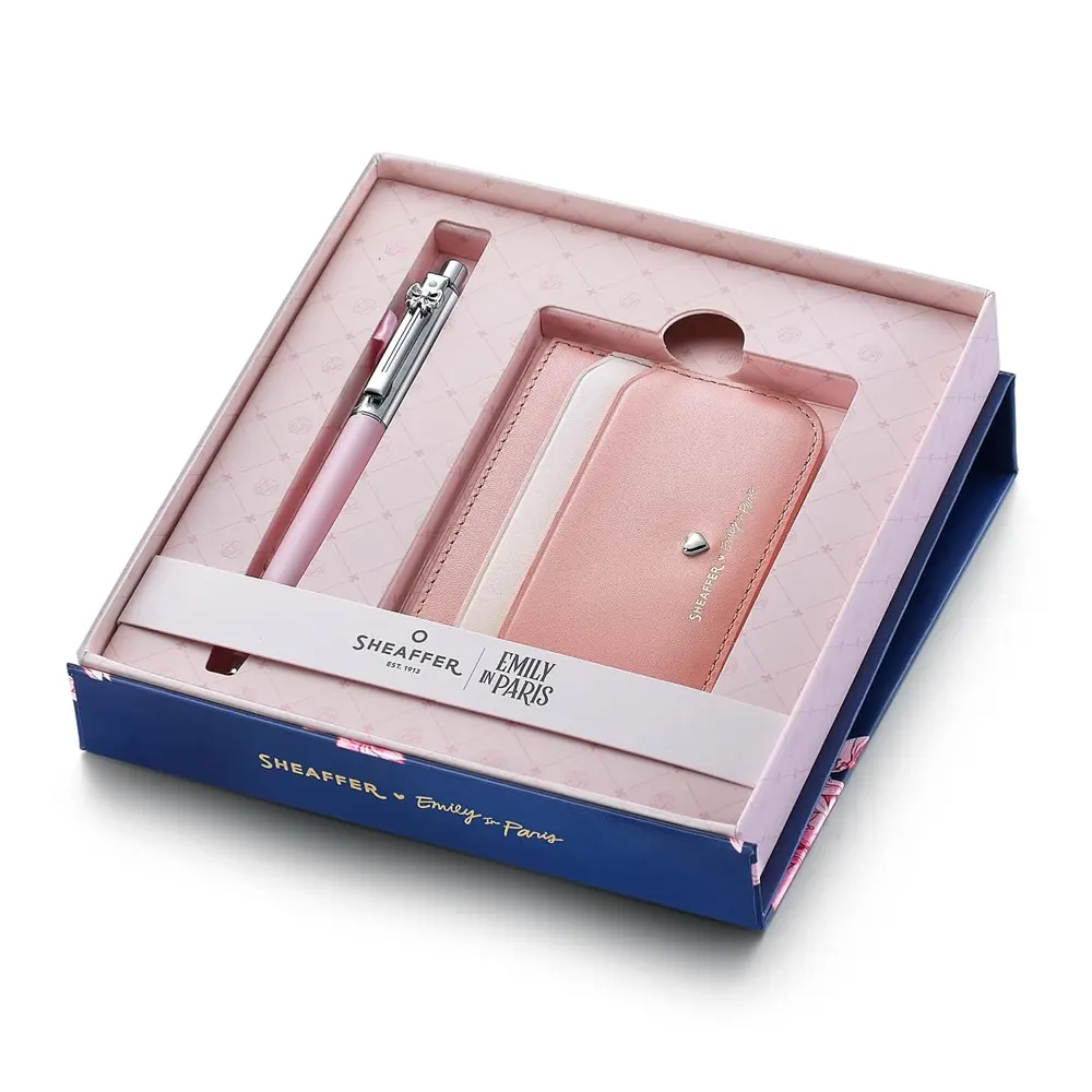komplekt-sheaffer-sentinel-x-emily-in-paris-pink-matte-himikalka-i-kalaf-za-karti-i-dokumenti-6916f2e353f2f Комплект Sheaffer Sentinel x Emily in Paris - Pink Matte, химикалка и калъф за карти и документи - Image 1