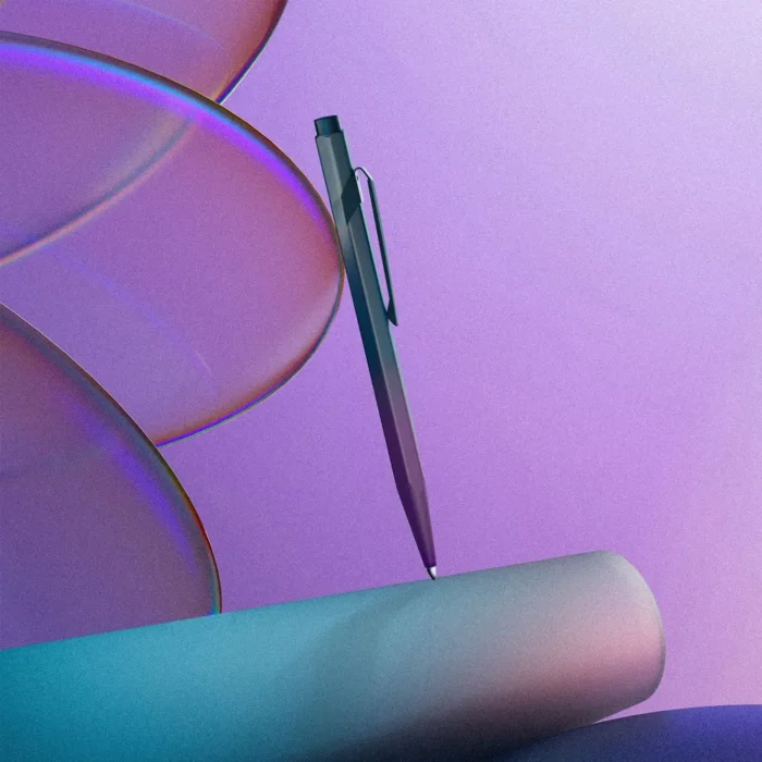 Химикалка Caran d'Ache 849 - Claim Your Style Special Edition, Purple Ocean - Image 5