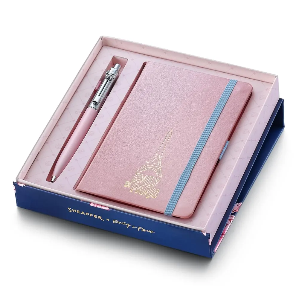komplekt-sheaffer-sentinel-x-emily-in-paris-pink-matte-himikalka-i-tefter-a6-691add3229b71 Комплект Sheaffer Sentinel x Emily in Paris - Pink Matte, химикалка и тефтер А6 - Image 1